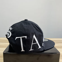 Carregar imagem no visualizador da galeria, Boné Trapstar Script Fitted