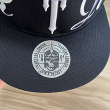 Carregar imagem no visualizador da galeria, Boné Trapstar Script Fitted