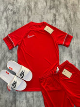Carregar imagem no visualizador da galeria, Kit NK Academy Dri-FIT com Chinelo NK Victori One

