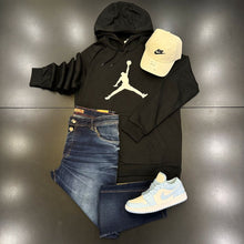 Carregar imagem no visualizador da galeria, Kit com Blusão Jordan, Tênis Air Jordan, Boné NK e Calça Jeans
