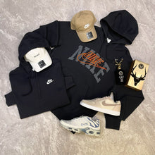 Carregar imagem no visualizador da galeria, Kit NK Combo com 2 Blusas, 2 Bonés, 2 Sneakers e 1 Eau de Parfum
