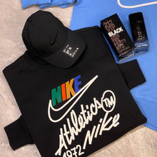 Carregar imagem no visualizador da galeria, Kit NK Combo com 2 Blusas, 2 Bonés, 2 Sneakers e 1 Eau de Parfum
