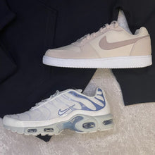 Carregar imagem no visualizador da galeria, Kit NK Combo com 2 Blusas, 2 Bonés, 2 Sneakers e 1 Eau de Parfum
