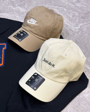 Carregar imagem no visualizador da galeria, Kit NK com 1 Moletom, 2 Bonés e 2 Tênis
