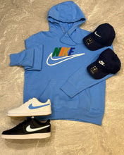 Carregar imagem no visualizador da galeria, Kit NK com 1 Moletom, 2 Bonés e 2 Tênis
