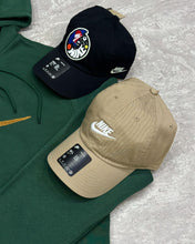 Carregar imagem no visualizador da galeria, Kit NK com 1 Moletom, 2 Bonés e 2 Tênis
