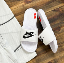 Carregar imagem no visualizador da galeria, Kit NK Dri-Fit + Chinelo NK Victori One
